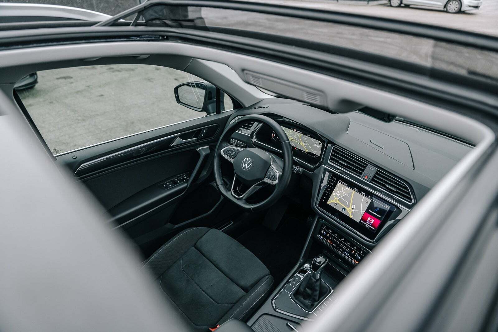 Grå VW Tiguan fra 2022