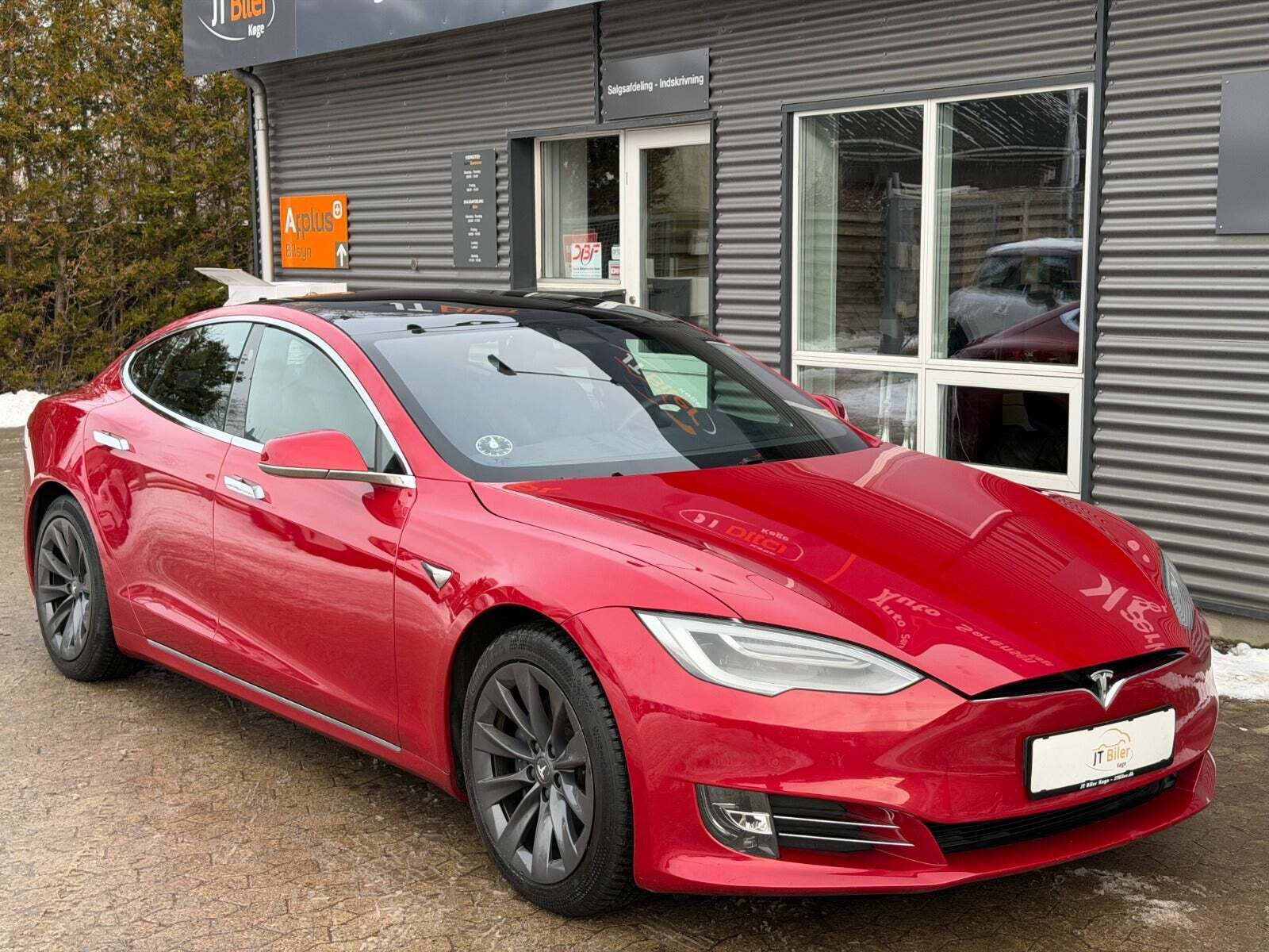 Rød Tesla Model S fra 2021
