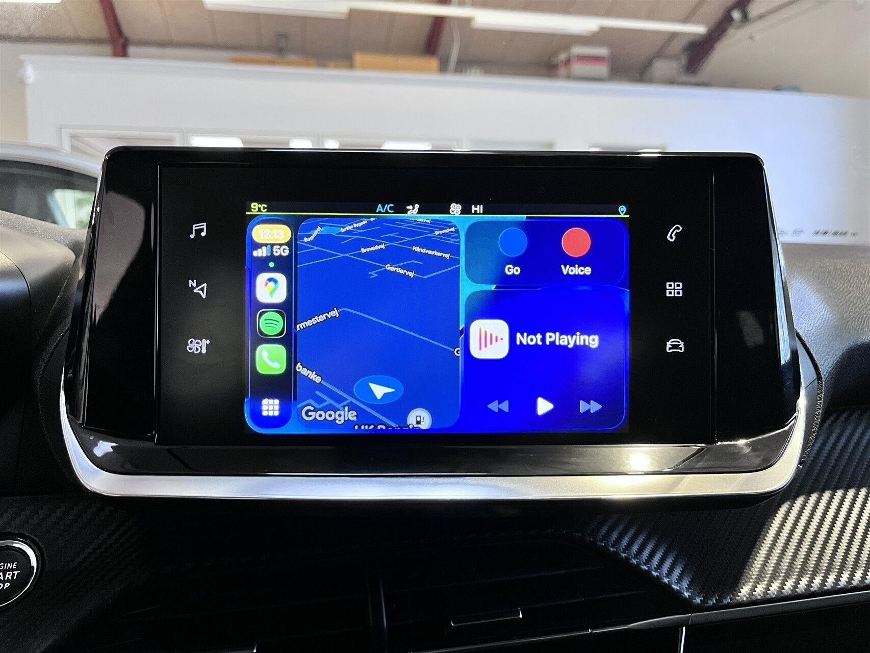 Blå Peugeot e-2008 fra 2023