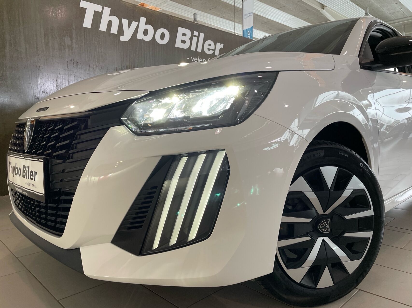 Hvid Peugeot e-208 fra 2025