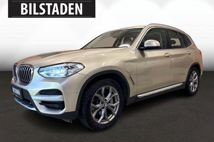 Orange BMW X3 fra 2021 set udefra