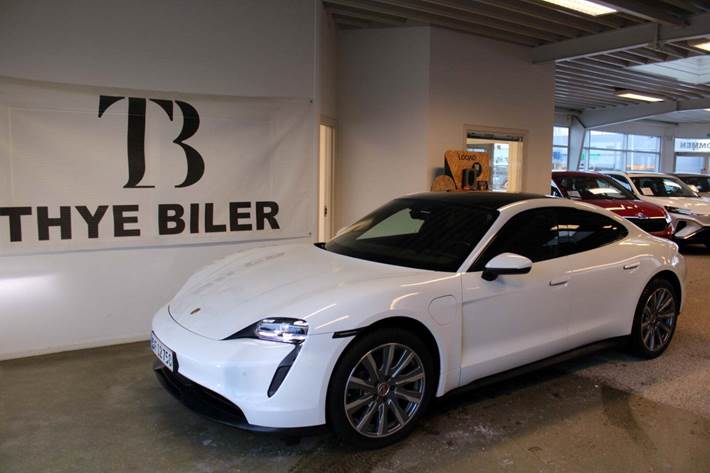 Hvid Porsche Taycan fra 2021 set udefra