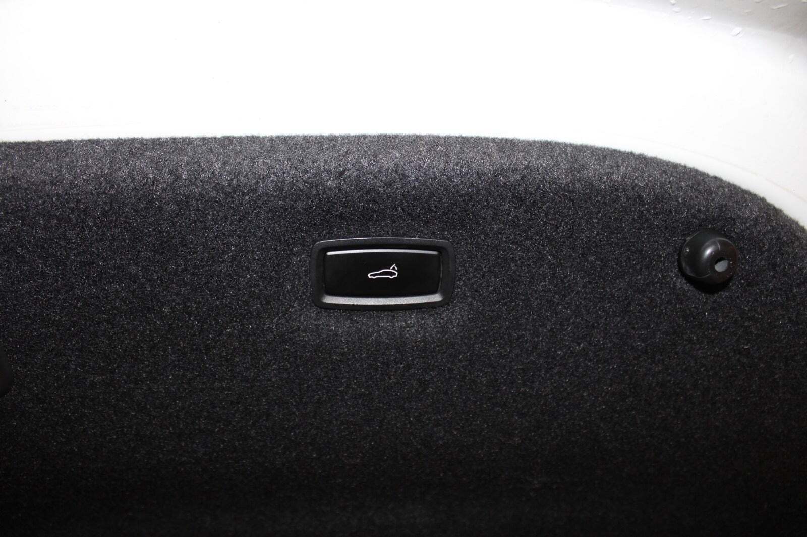 Hvid Porsche Taycan fra 2021