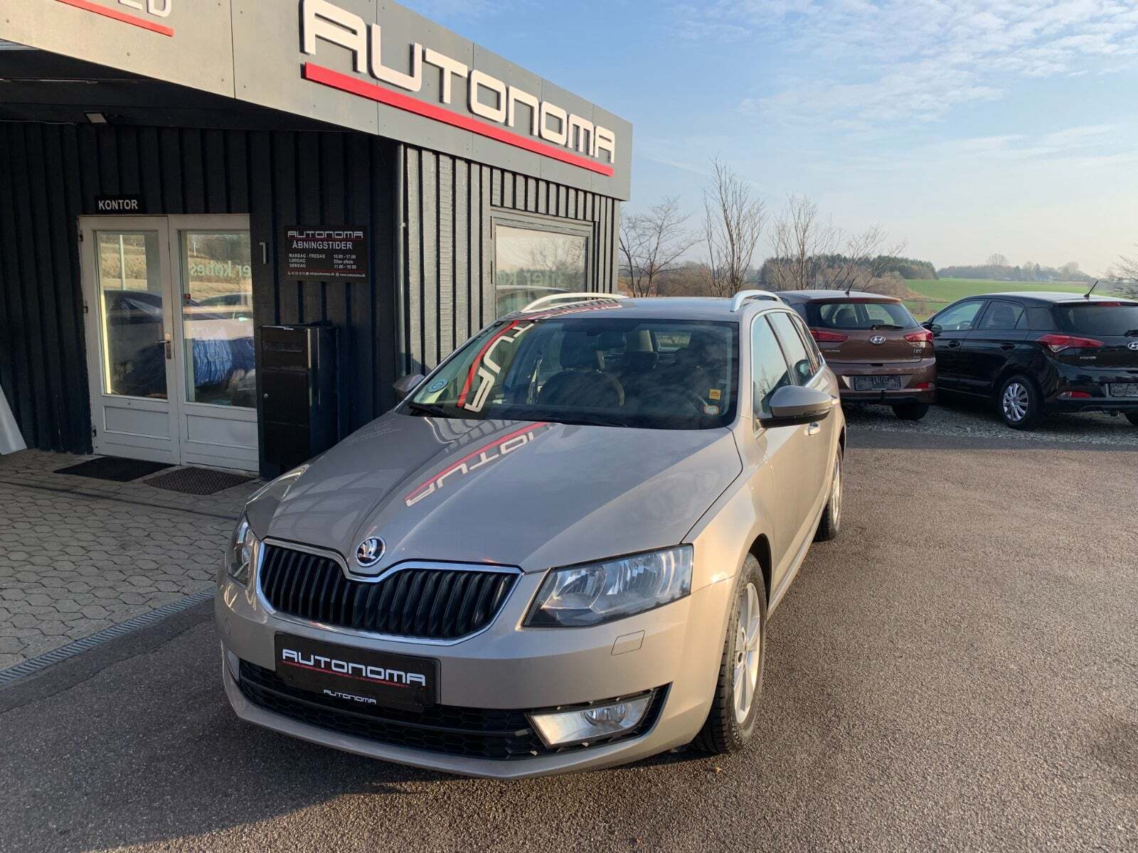 Beige Skoda Octavia fra 2016