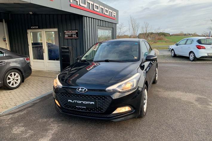 Grøn Hyundai i20 fra 2015 set udefra