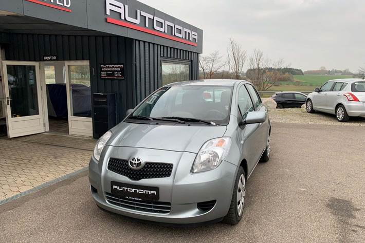 Grøn Toyota Yaris fra 2007 set udefra