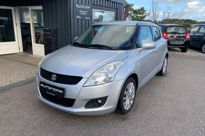 Sølv Suzuki Swift fra 2011 set udefra