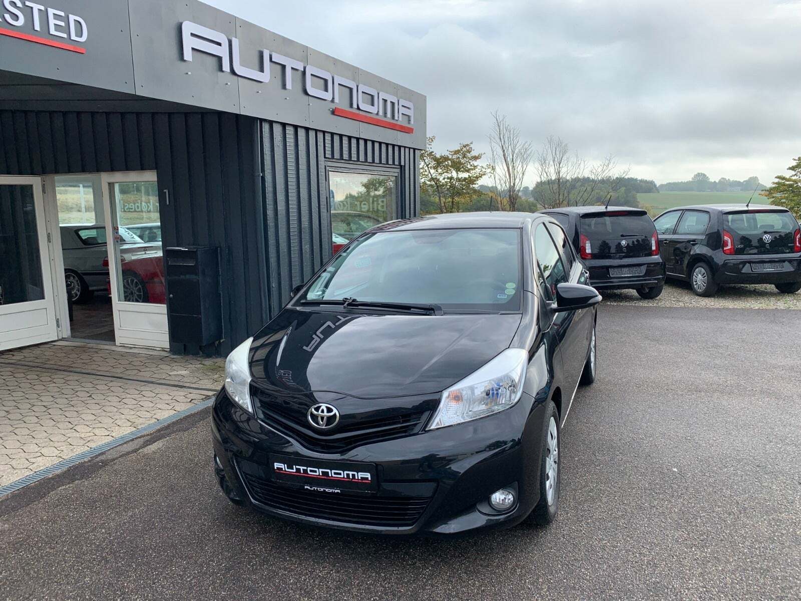 Sort Toyota Yaris fra 2011