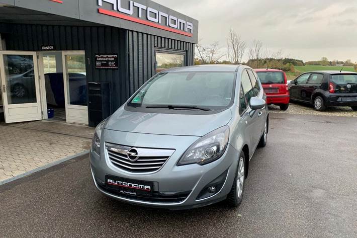 Blå Opel Meriva fra 2013 set udefra