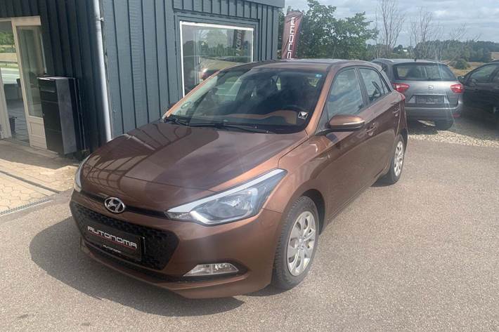 Brun Hyundai i20 fra 2016 set udefra