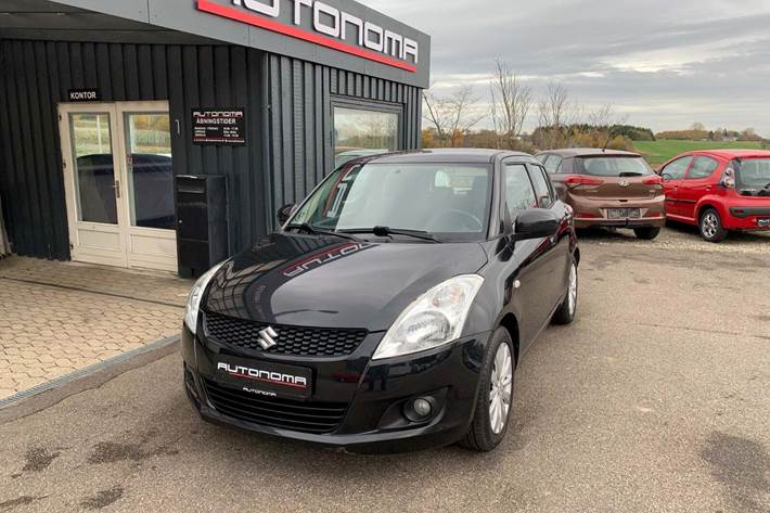 Sort Suzuki Swift fra 2011 set udefra
