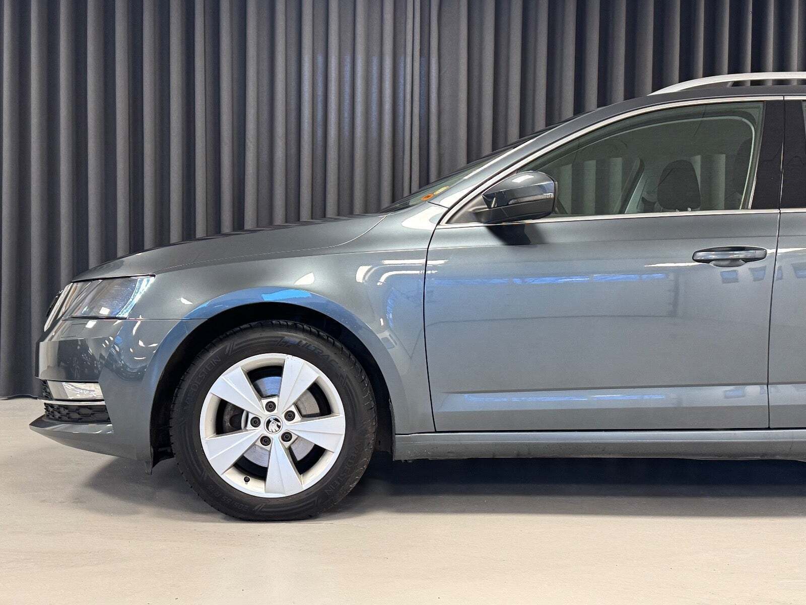 Grå Skoda Octavia fra 2018