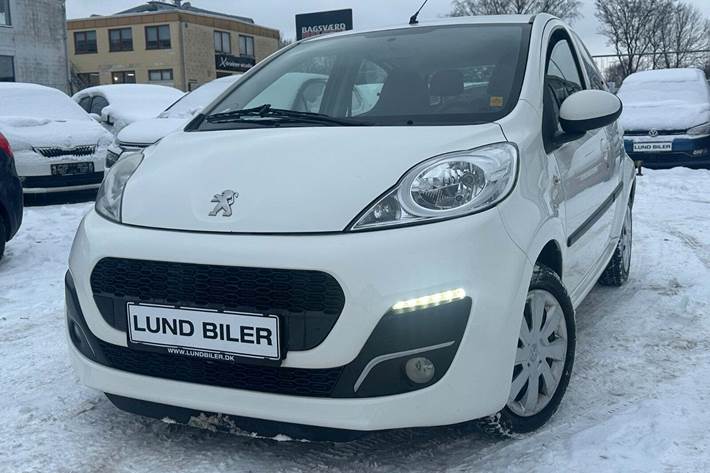 Hvid Peugeot 107 fra 2014 set udefra