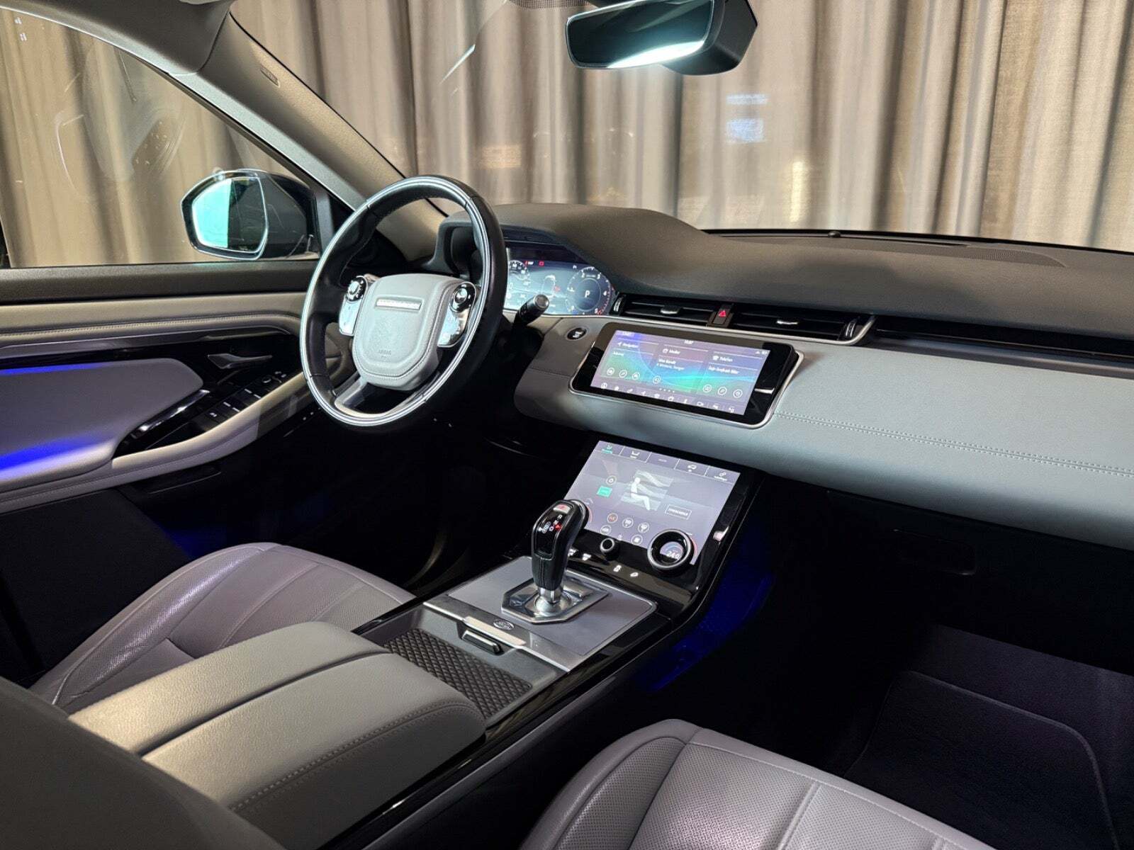 Grå Land Rover Range Rover evoque fra 2020