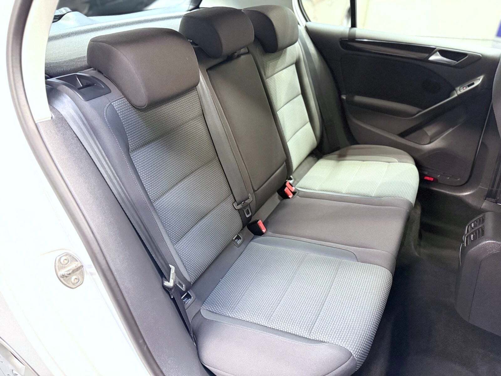 Hvid VW Golf VI fra 2012