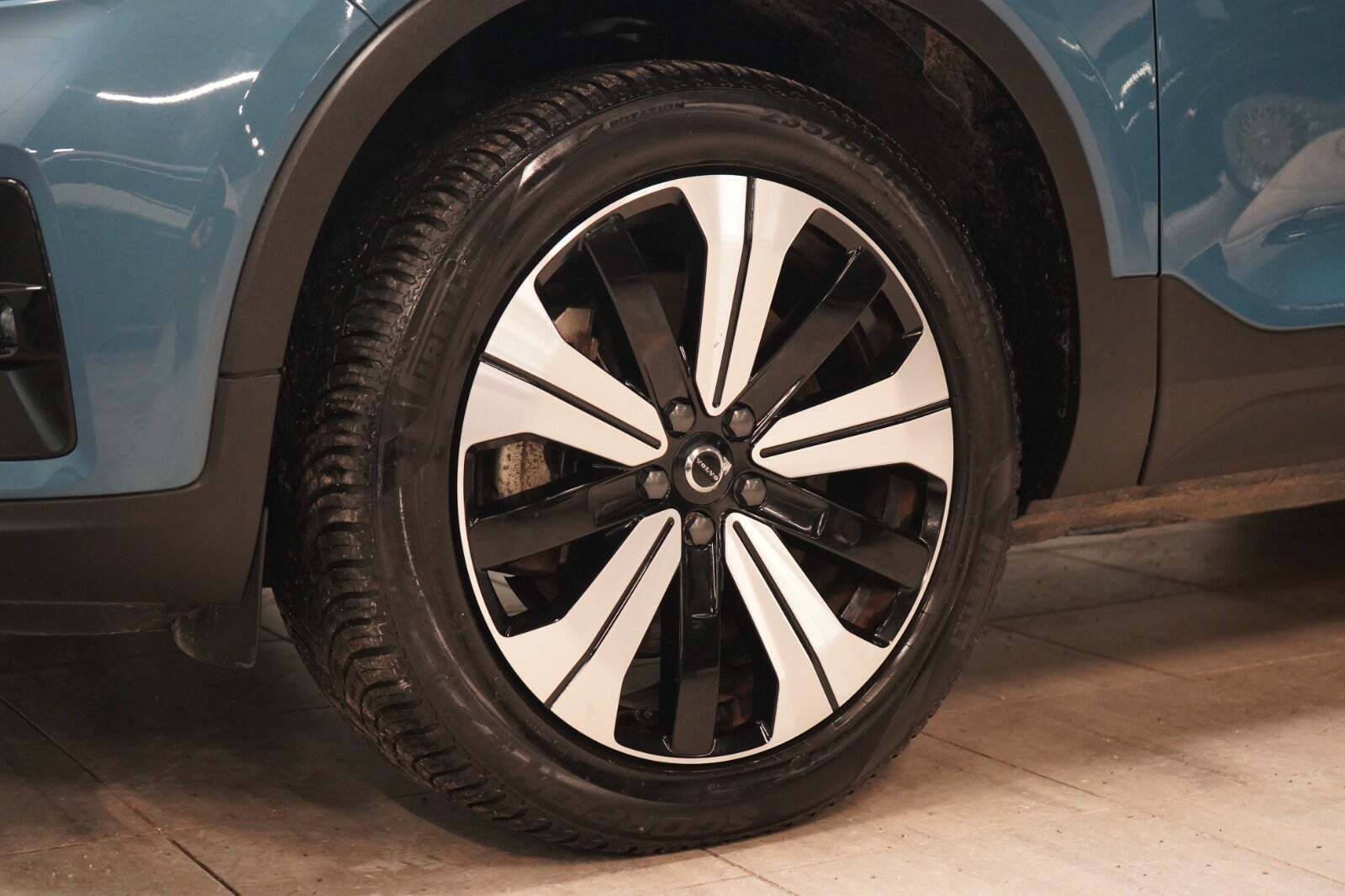 Blå Volvo XC40 fra 2023