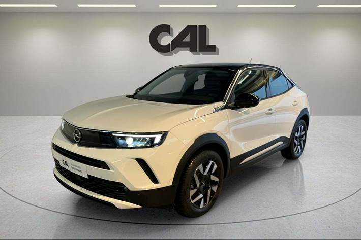 Hvid Opel Mokka-e fra 2023 set udefra