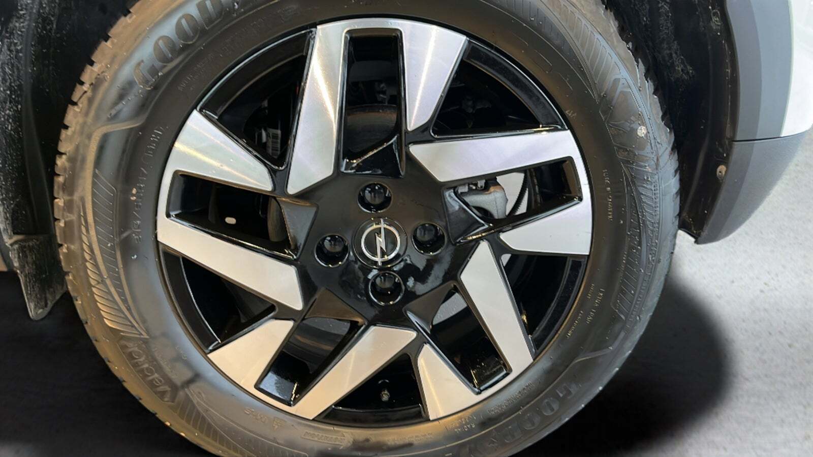 Hvid Opel Mokka-e fra 2023