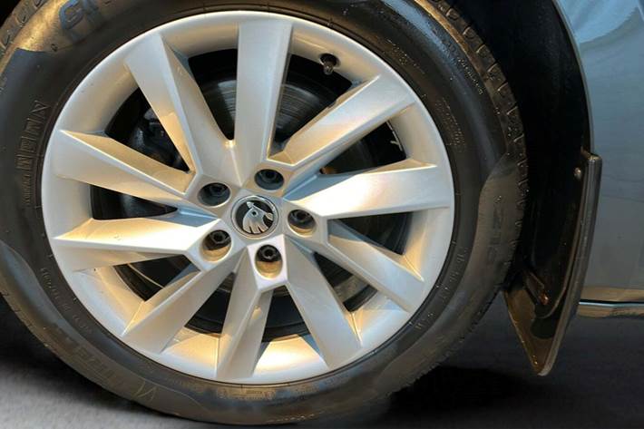 Sølv Skoda Superb fra 2019