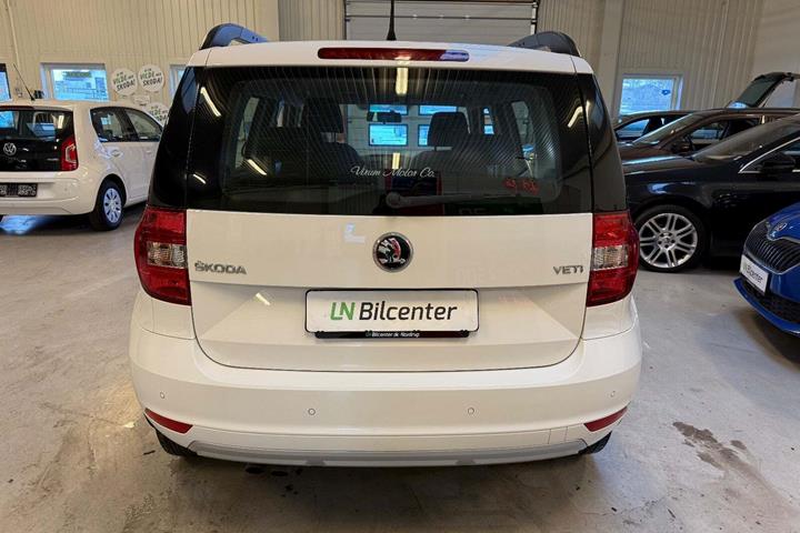Hvid Skoda Yeti Outdoor fra 2016 set udefra