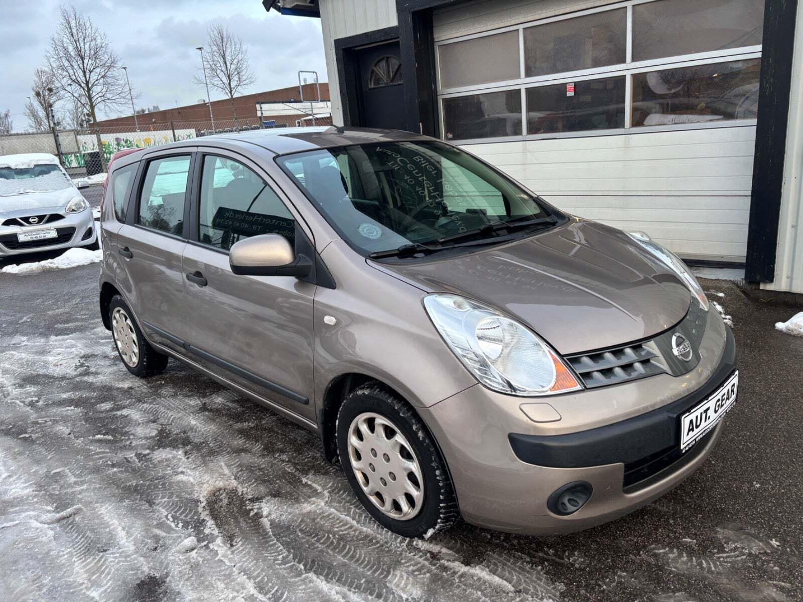 Grå Nissan Note fra 2007