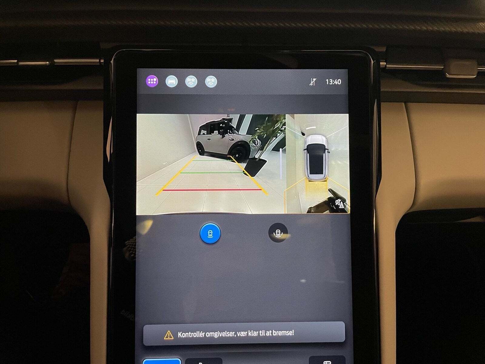 Grå Ford Explorer fra 2024