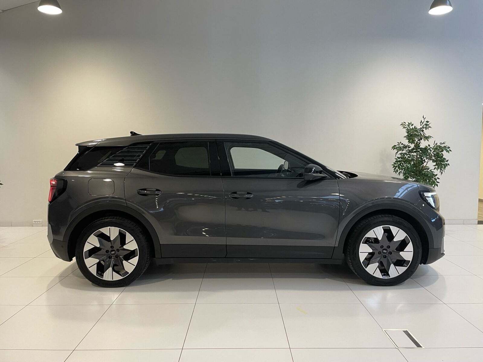 Ford Explorer 82 Premium Extended Range