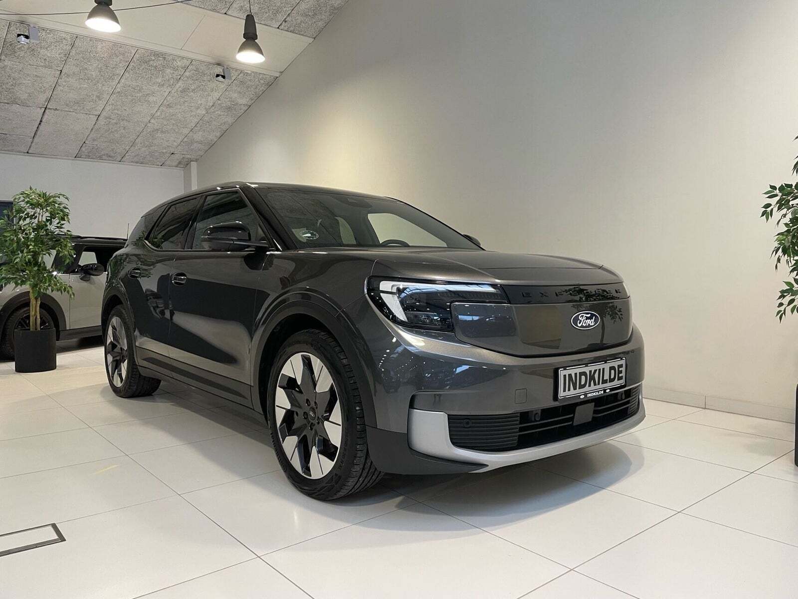 Ford Explorer 82 Premium Extended Range