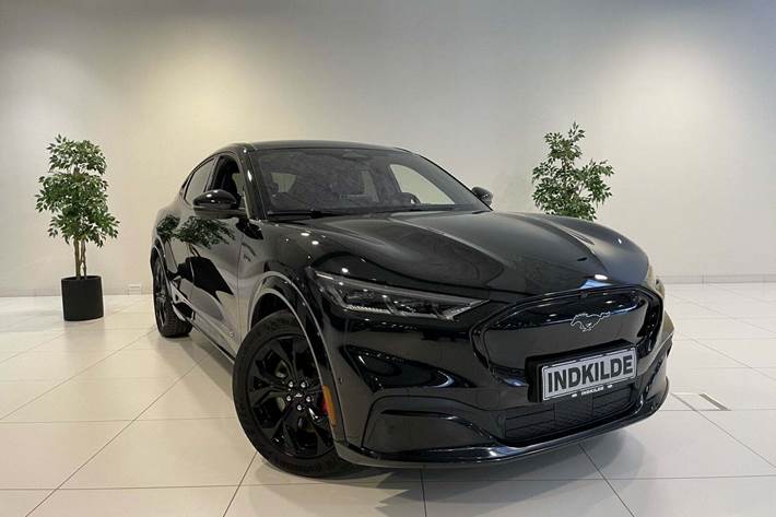Sort Ford Mustang Mach-E fra 2023 set udefra