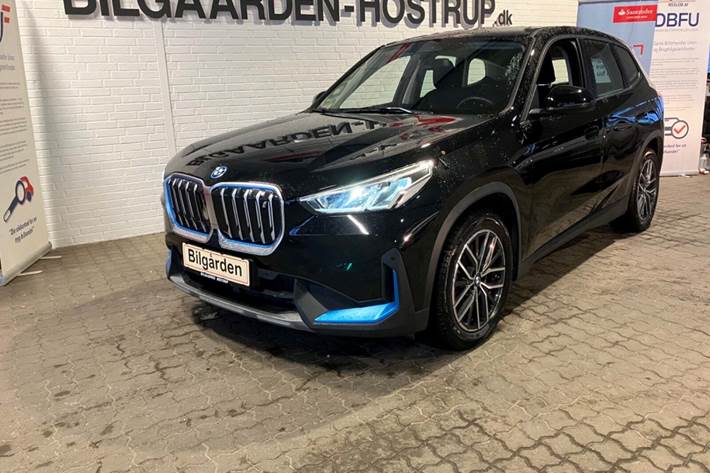 Sort BMW iX1 fra 2023 set udefra