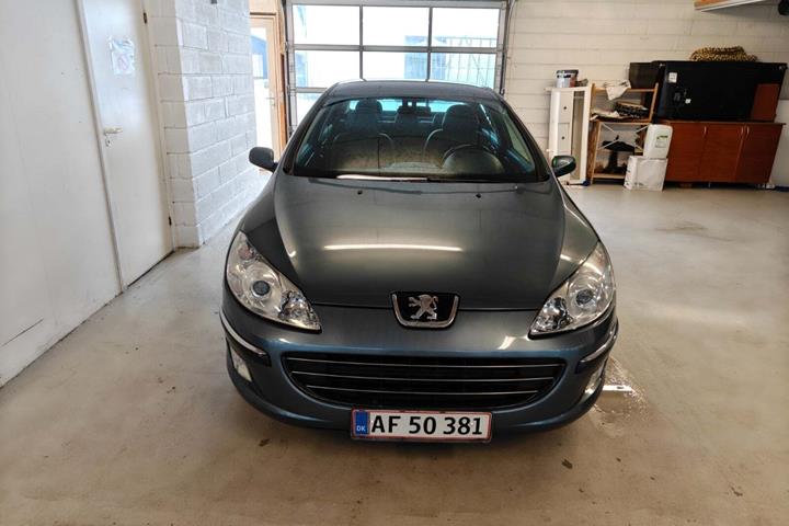 Gul Peugeot 407 fra 2007 set udefra