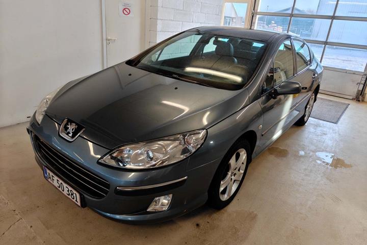 Gul Peugeot 407 fra 2007 set udefra