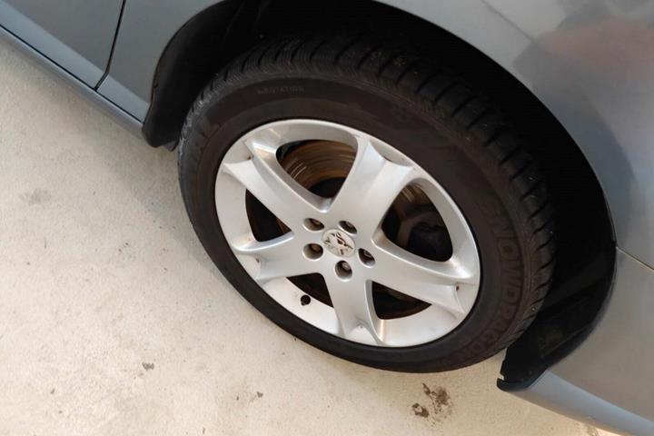 Gul Peugeot 407 fra 2007 set udefra