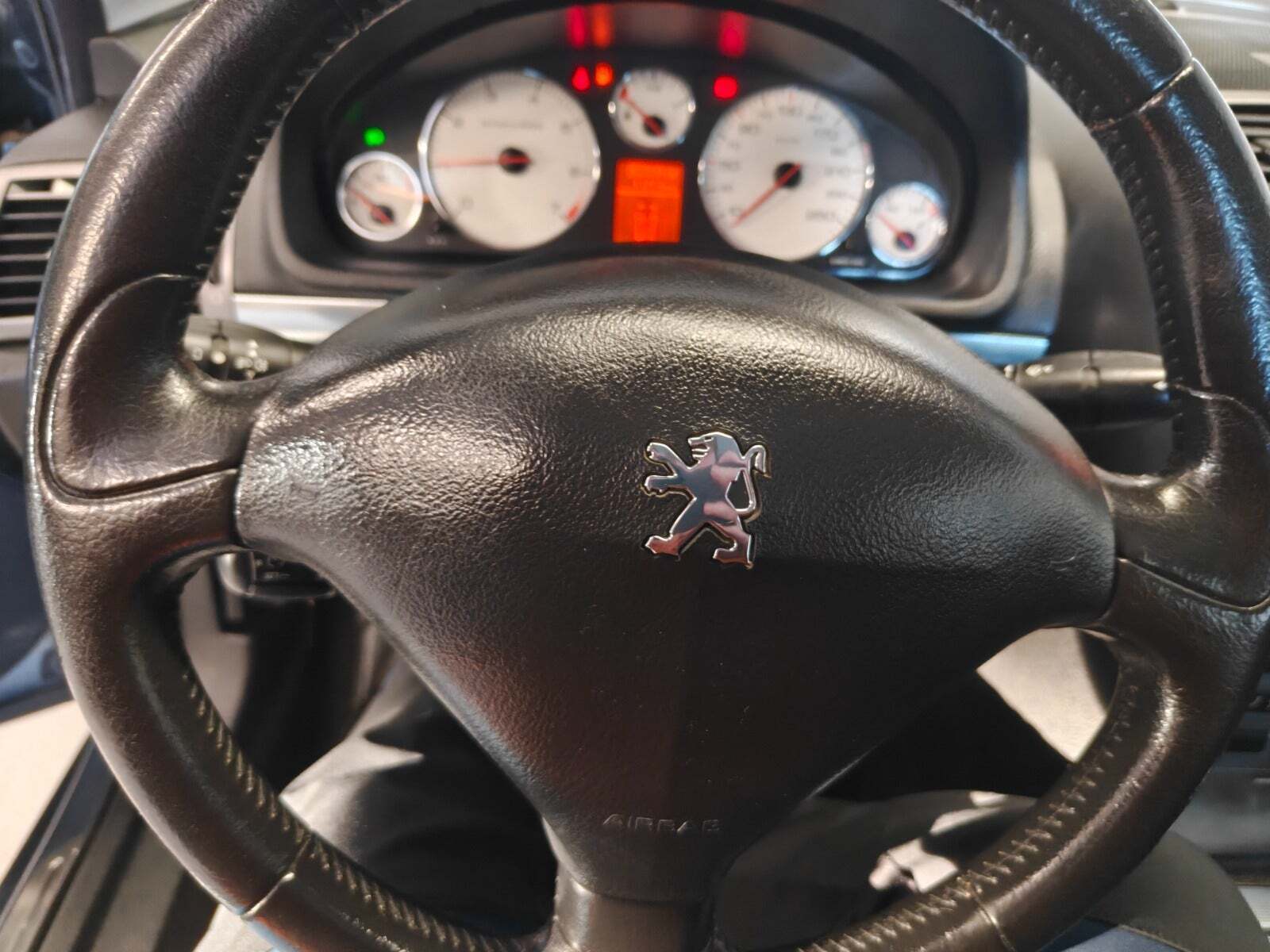 Gul Peugeot 407 fra 2007