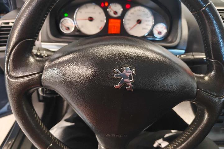 Gul Peugeot 407 fra 2007
