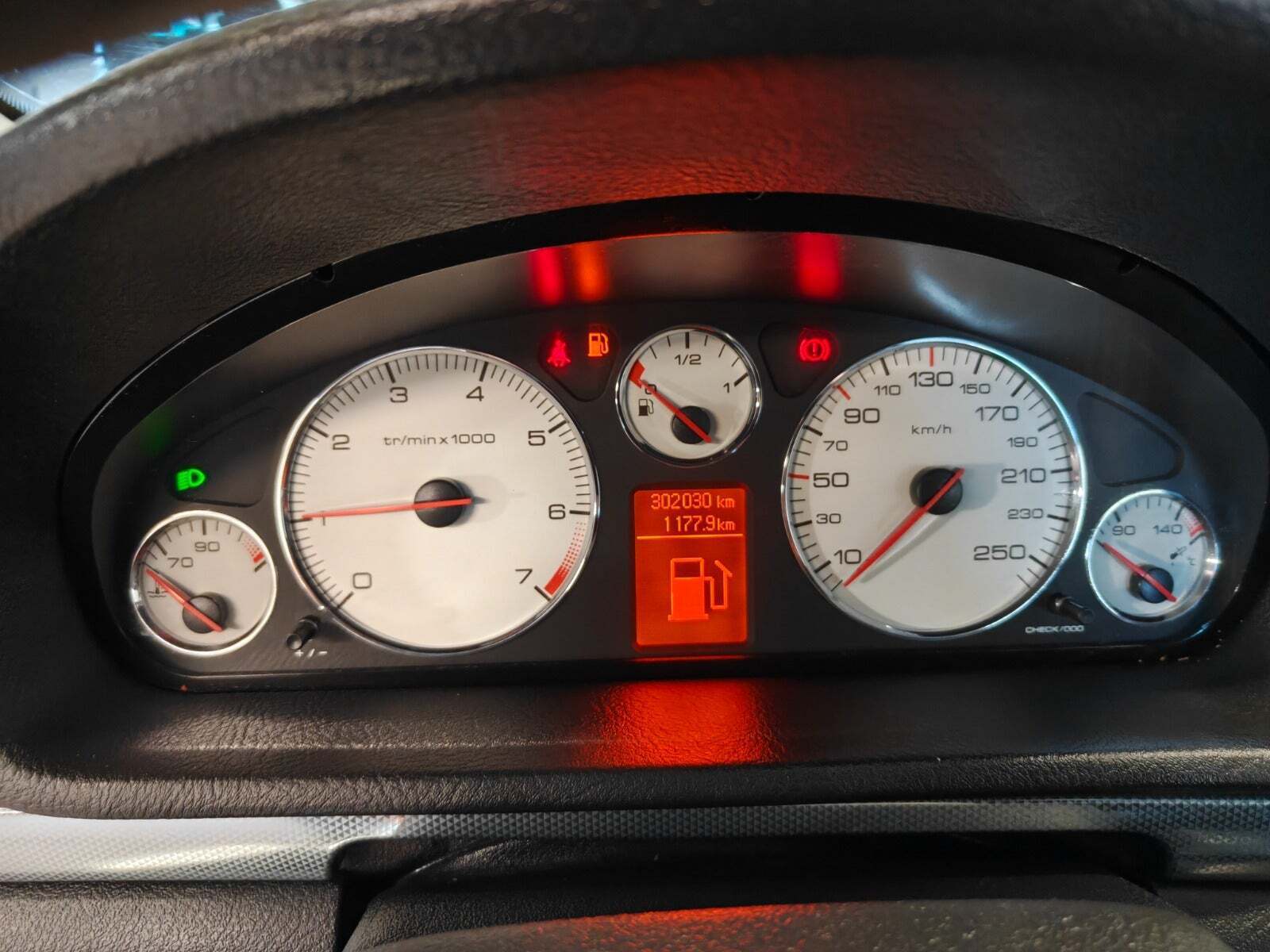 Gul Peugeot 407 fra 2007