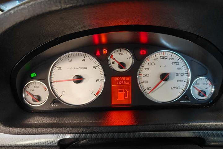 Gul Peugeot 407 fra 2007