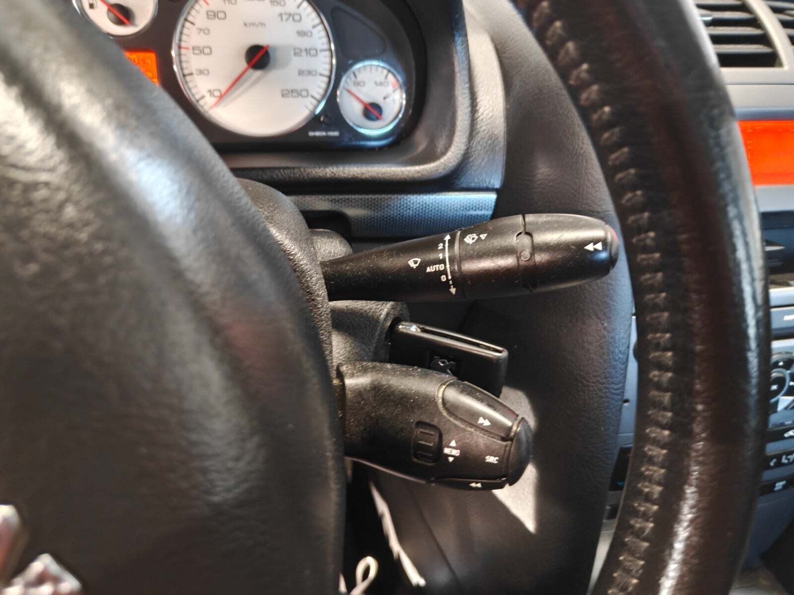 Gul Peugeot 407 fra 2007