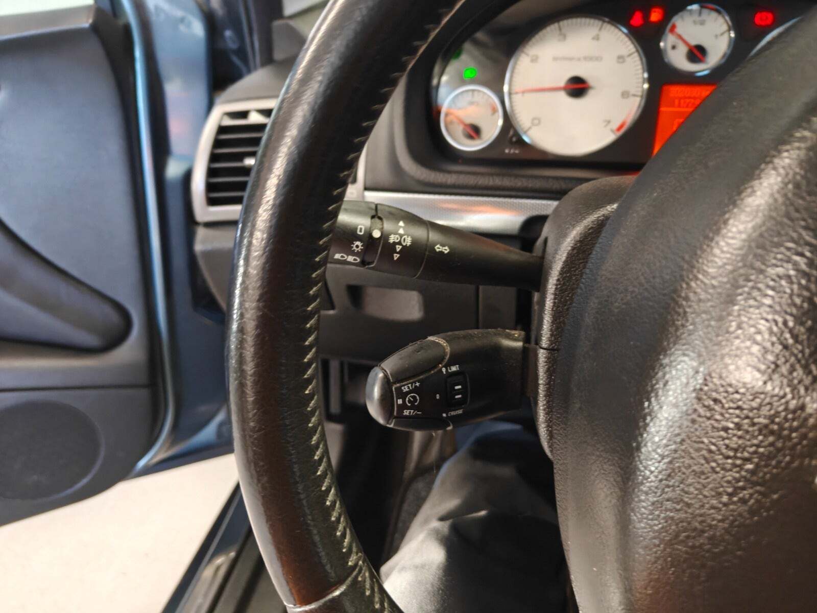 Gul Peugeot 407 fra 2007