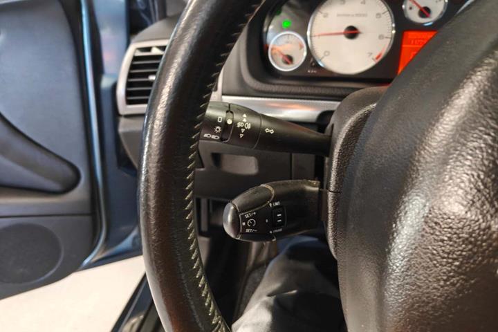 Gul Peugeot 407 fra 2007