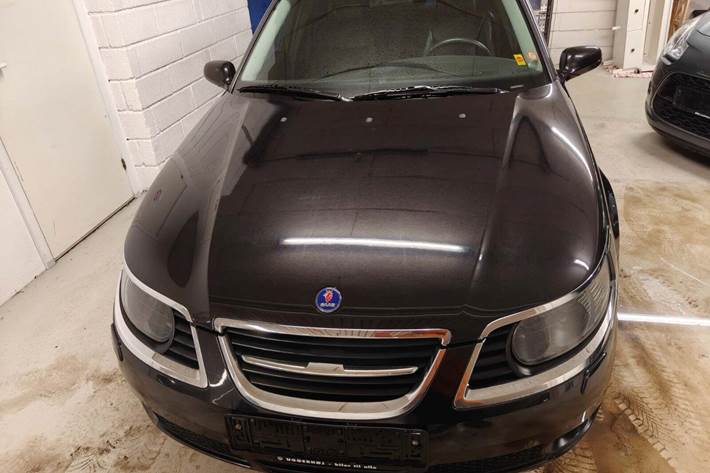 Gul Saab 9-5 fra 2009 set udefra