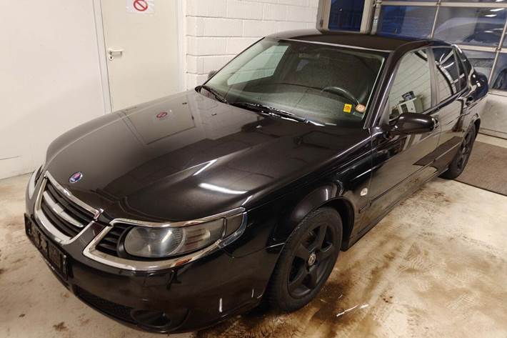 Gul Saab 9-5 fra 2009 set udefra