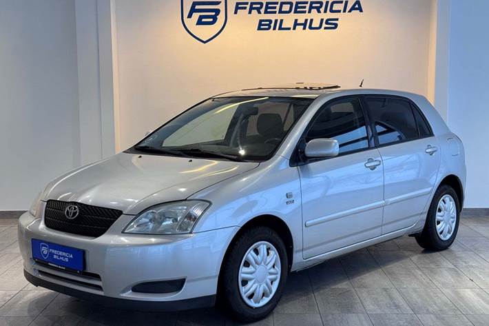 Sølv Toyota Corolla fra 2002 set udefra