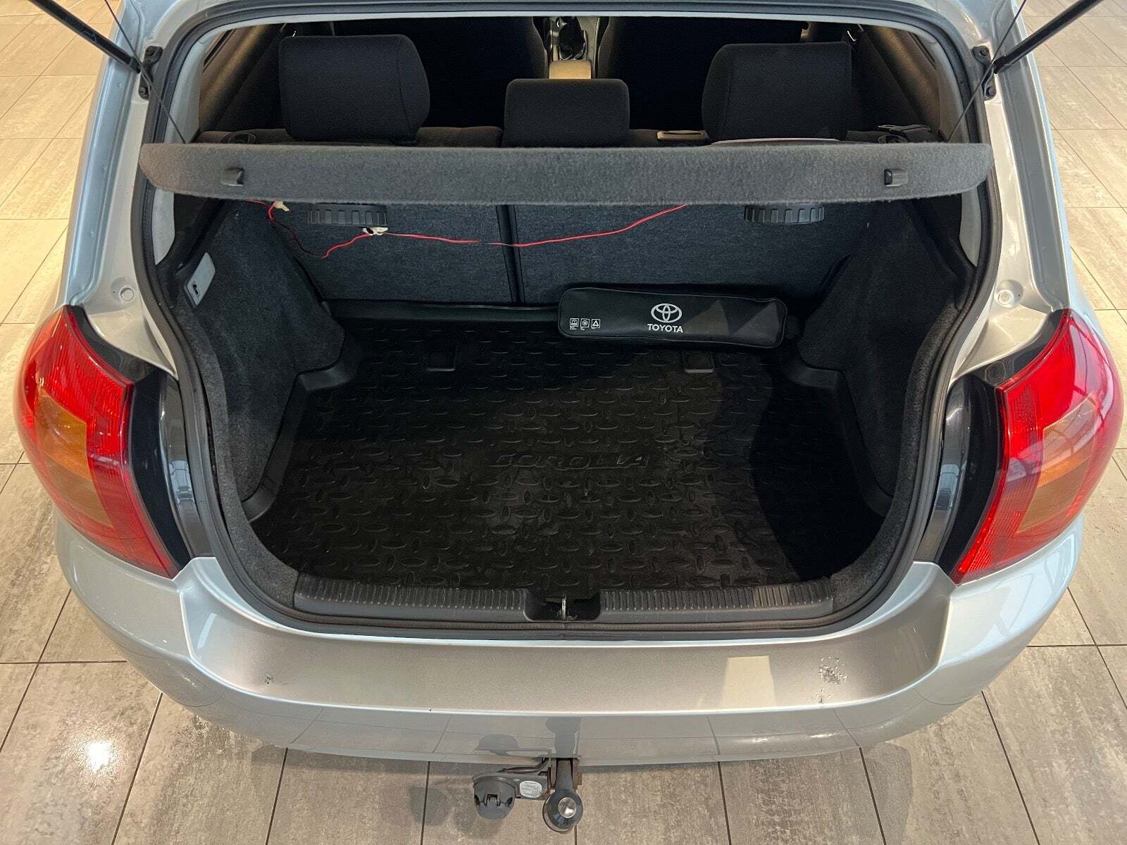 Sølv Toyota Corolla fra 2002