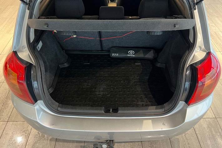 Sølv Toyota Corolla fra 2002