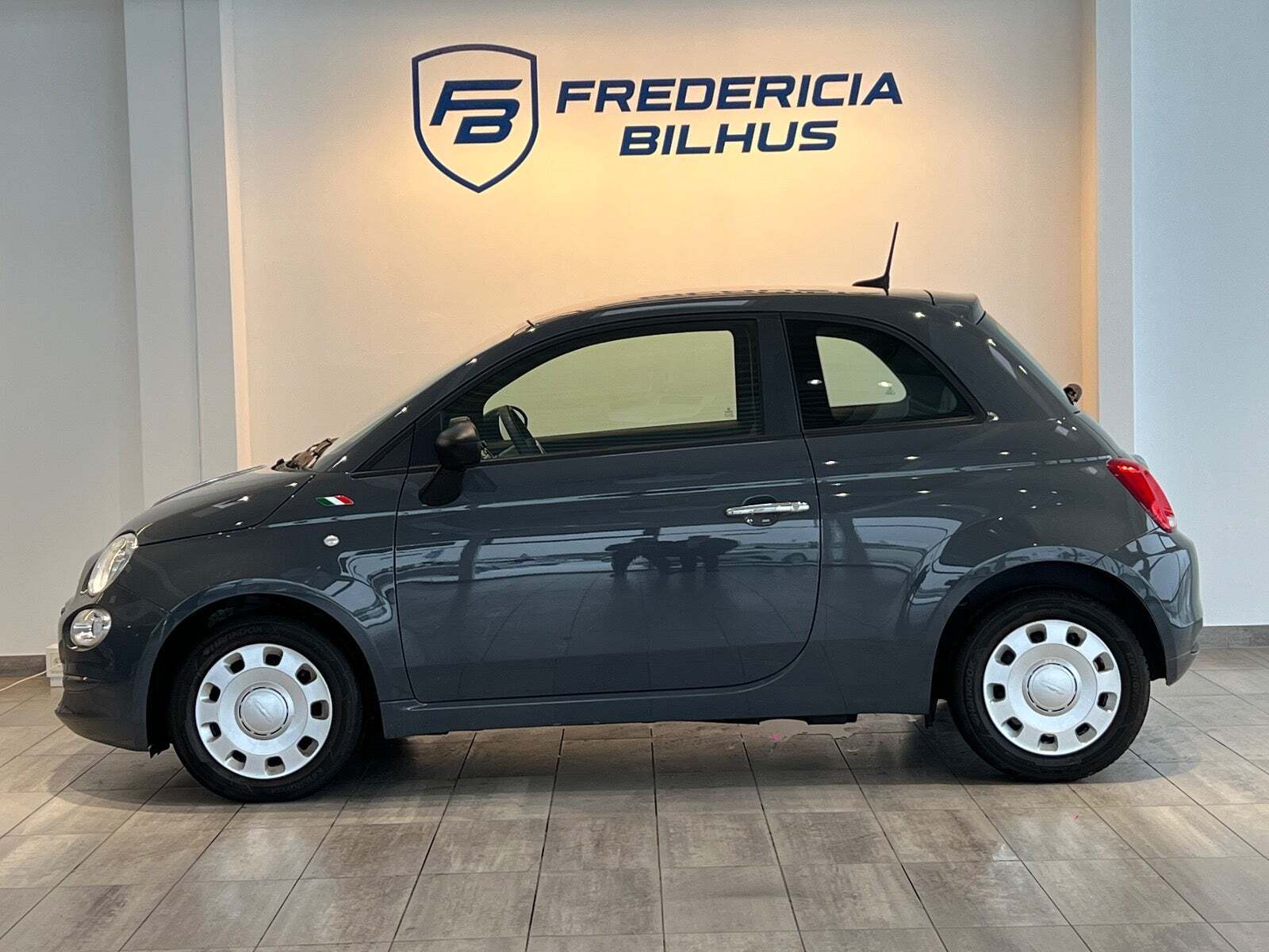 Grå Fiat 500 fra 2021