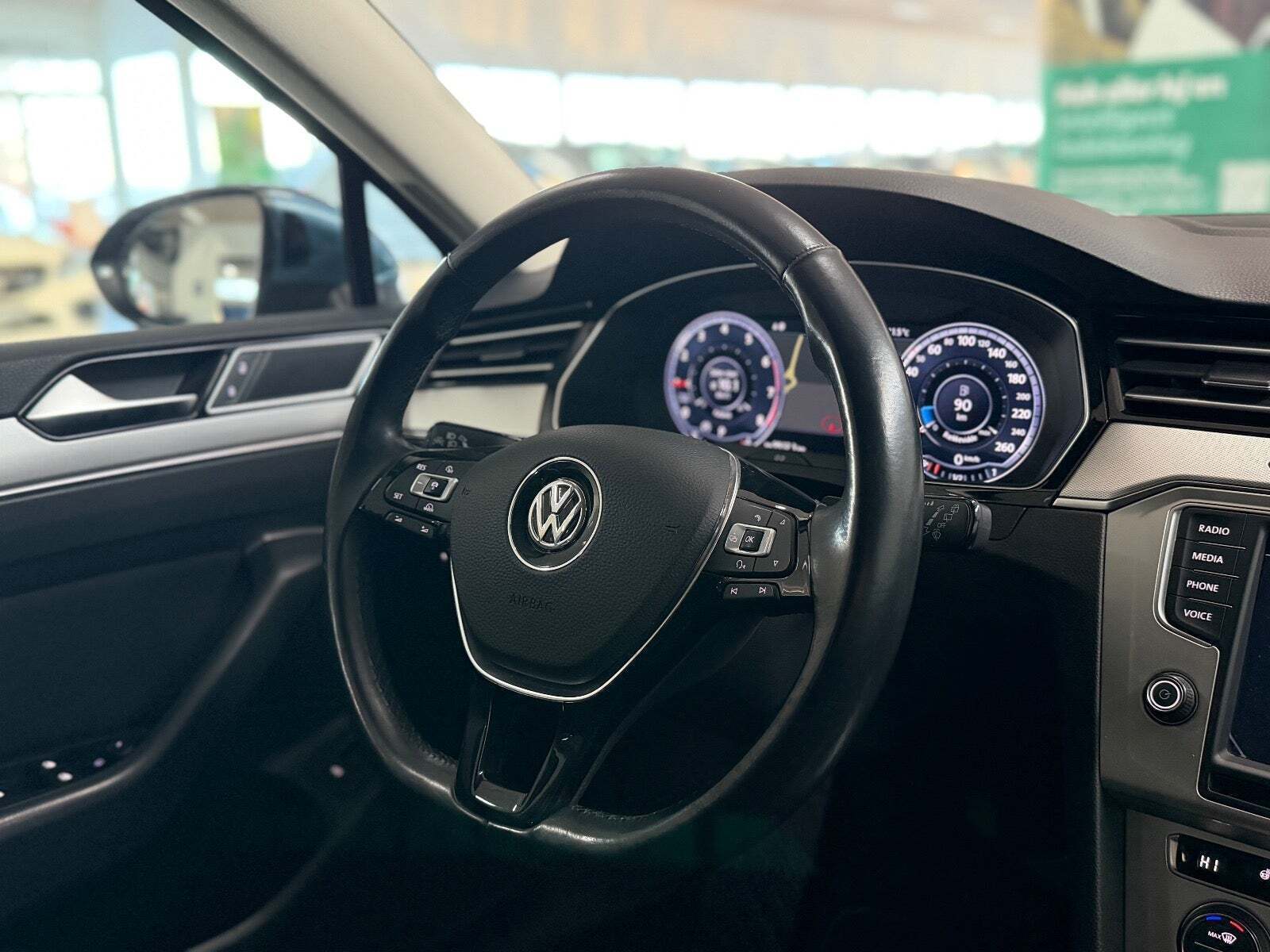 Blå VW Passat fra 2016