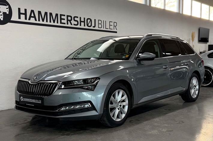 Grå Skoda Superb fra 2020 set udefra