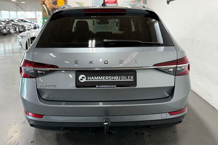 Grå Skoda Superb fra 2020