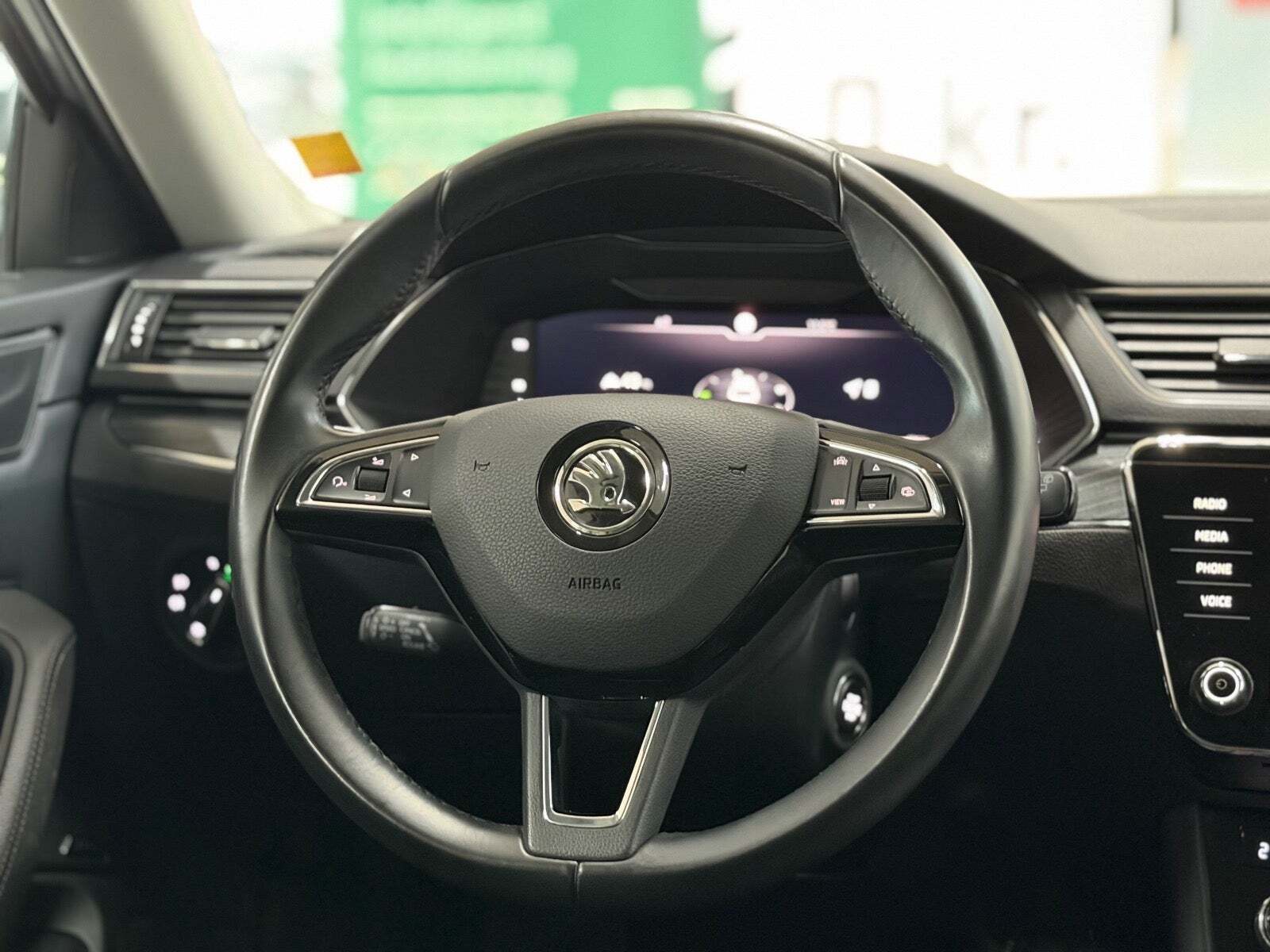 Grå Skoda Superb fra 2020